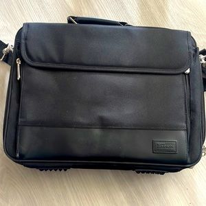 Targu laptop bag in black.